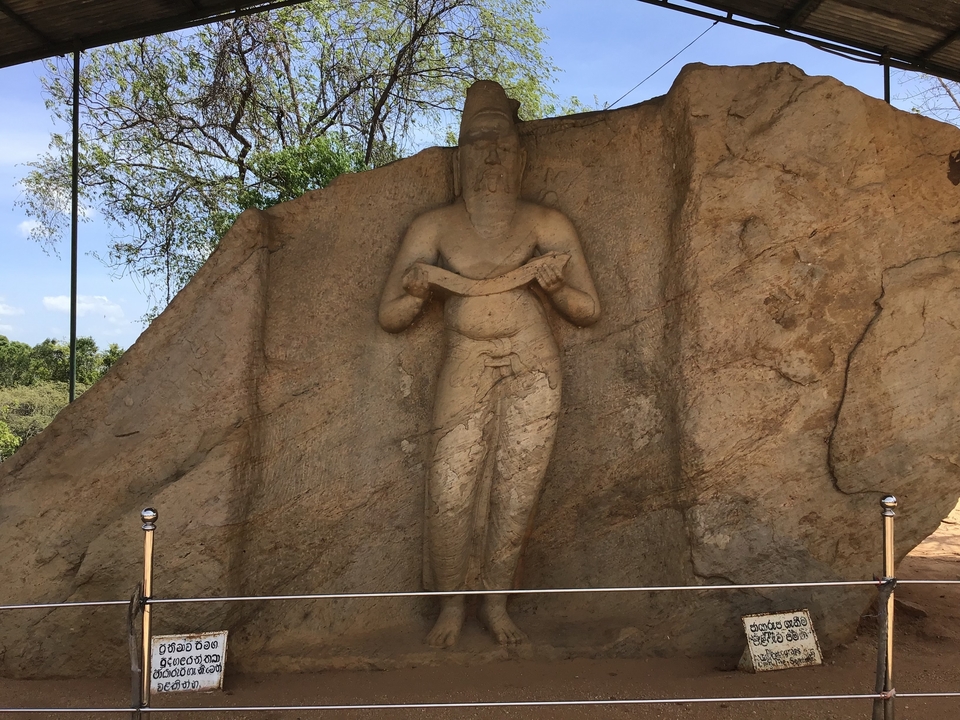 Gravure rupestre ancienne d'une figure debout.