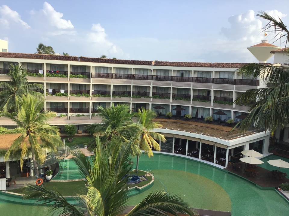 Hôtel avec un jardin et une piscine.