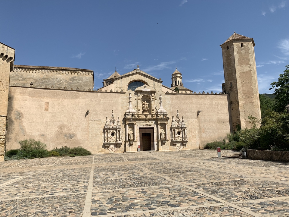 Bâtiment historique avec façade en pierre complexe et ciel dégagé.