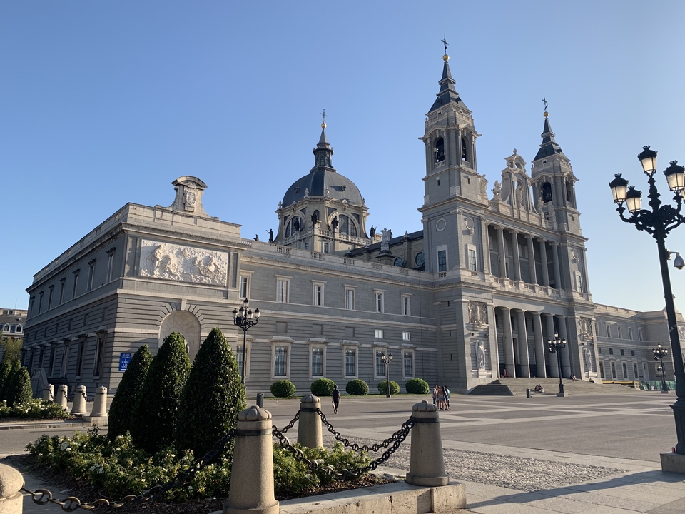 Cathédrale aux détails architecturaux ornés sous un ciel dégagé.