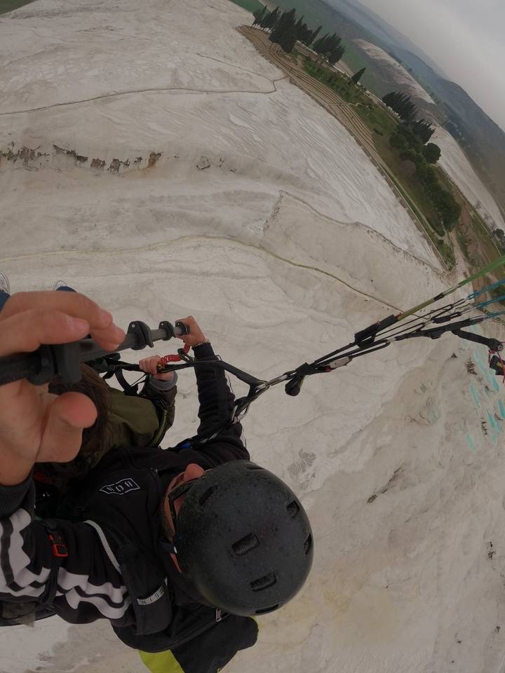 Expérience de parapente au-dessus d'un terrain d'un blanc immaculé.