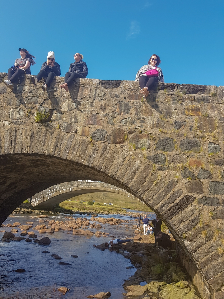Gros plan d'un pont en pierre.