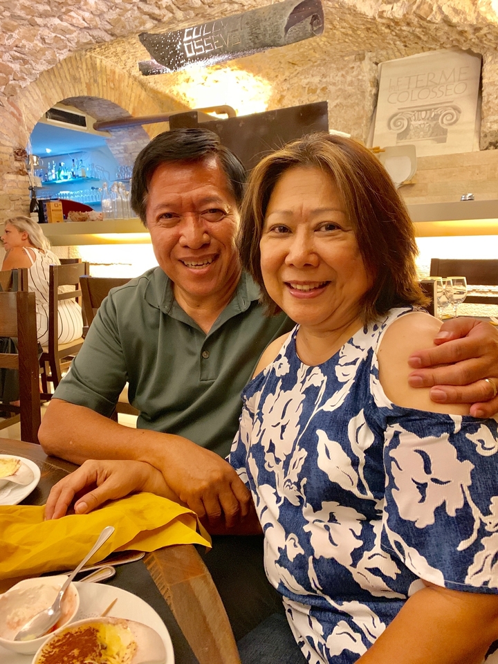 Couple assis à une table de restaurant.