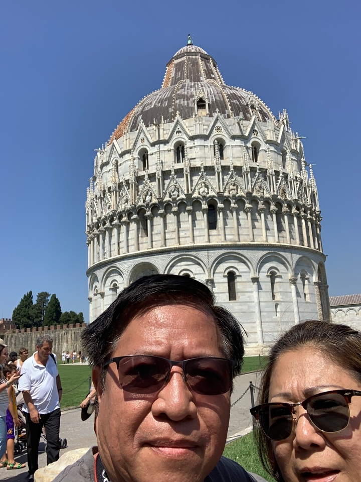 Couple posant avec la tour de Pise.