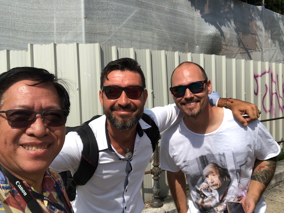 Groupe d'amis posant pour une photo.