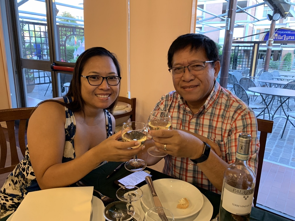 Deux personnes qui trinquent avec du vin dans un restaurant.