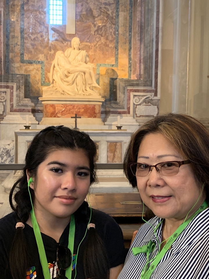 Deux personnes posant à l'intérieur d'une église historique.