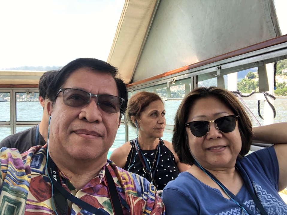 Groupe de personnes sur un bateau.