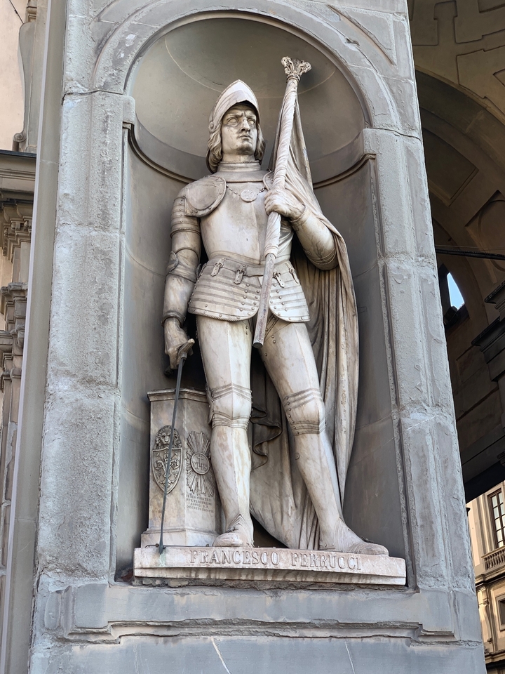 Statue d'une figure historique tenant une épée.