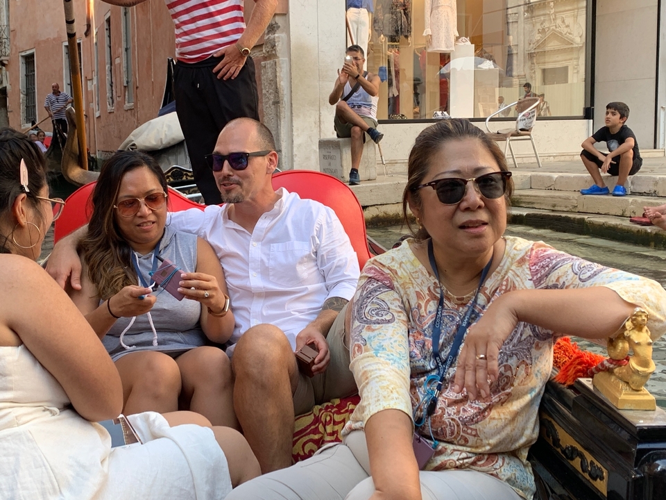 Des gens dans une gondole à Venise.