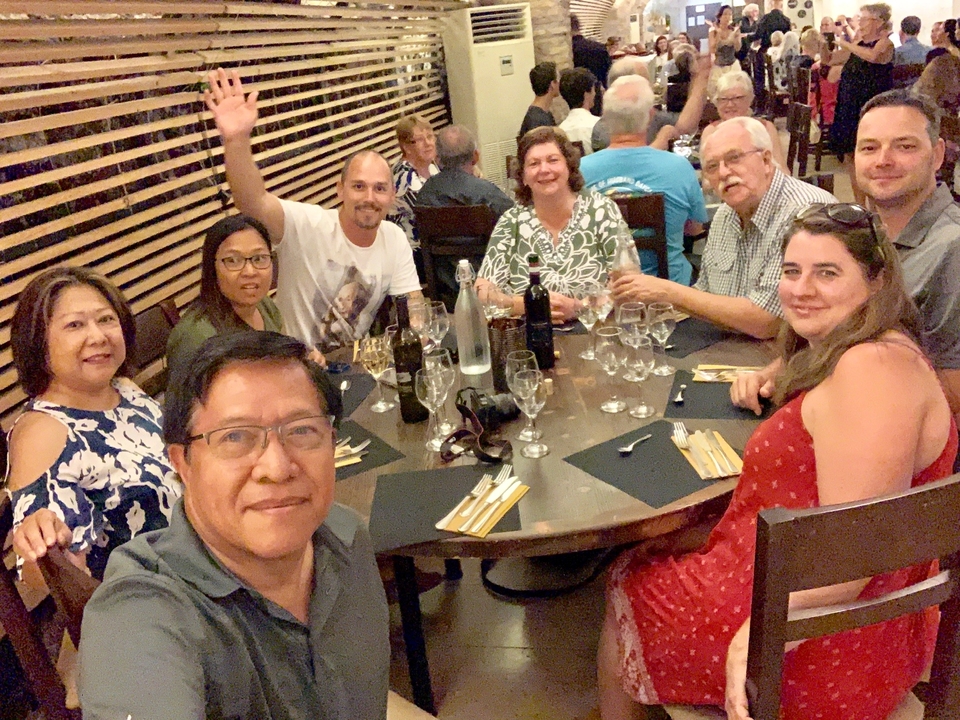 Groupe de personnes dînant à une table de restaurant avec des boissons.