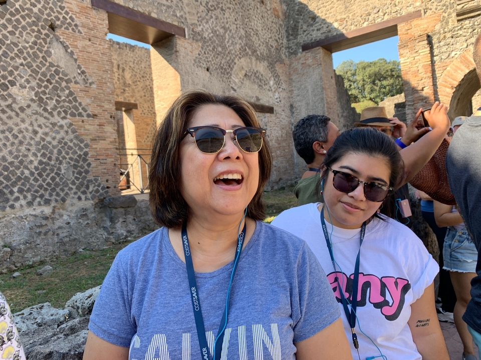 Des gens explorant des ruines antiques.