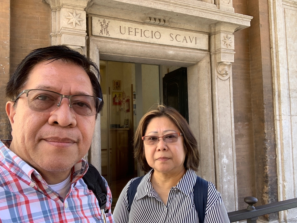Deux personnes debout devant l'entrée de l'Ufficio Scavi.