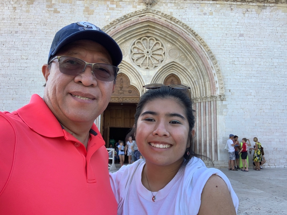 Deux personnes posant devant une église gothique.