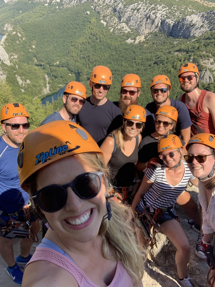 Groupe de personnes portant des casques, posant pour un selfie.