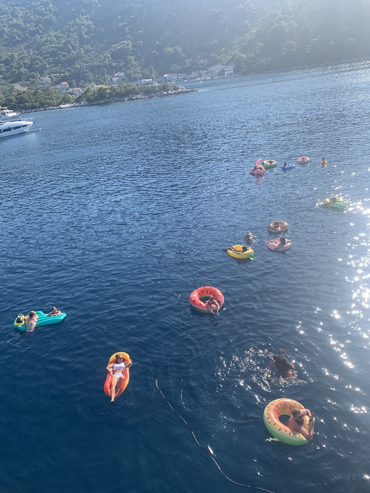 Des gens sur des jouets gonflables qui flottent dans l'eau.