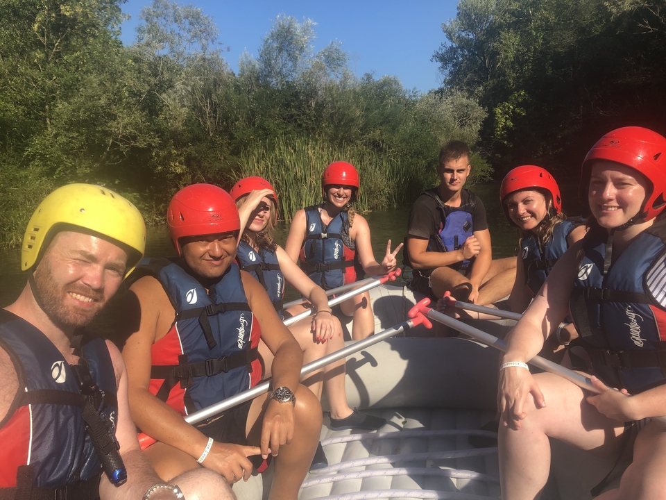 Groupe de personnes sur un radeau dans une rivière.