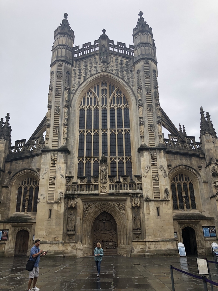 Architecture de pierre complexe d'une façade de bâtiment historique.