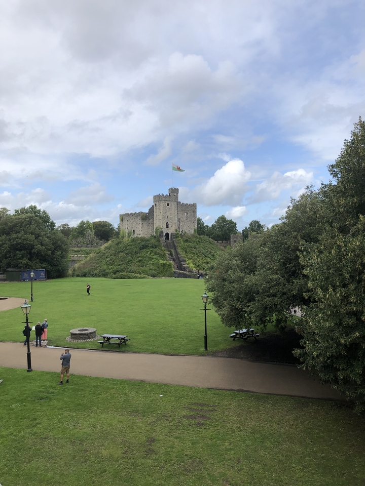 Château de pierre sur une colline avec un environnement verdoyant luxuriant.