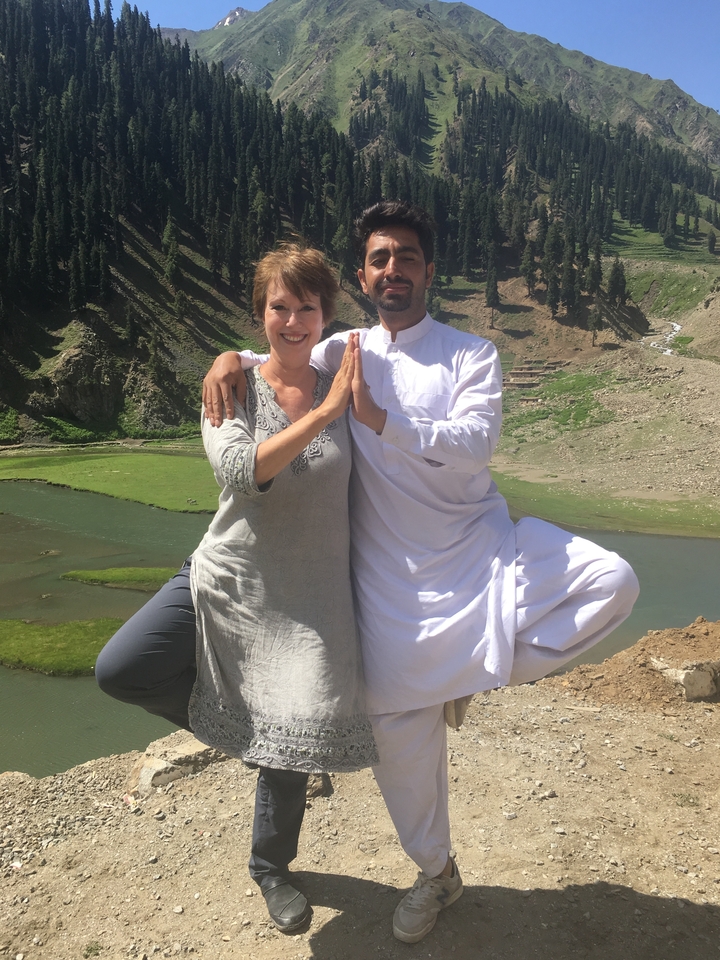 Deux personnes posant avec une vue panoramique d'un paysage.