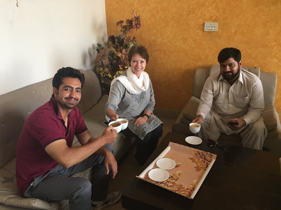 Trois personnes qui savourent des boissons ensemble à l'intérieur.