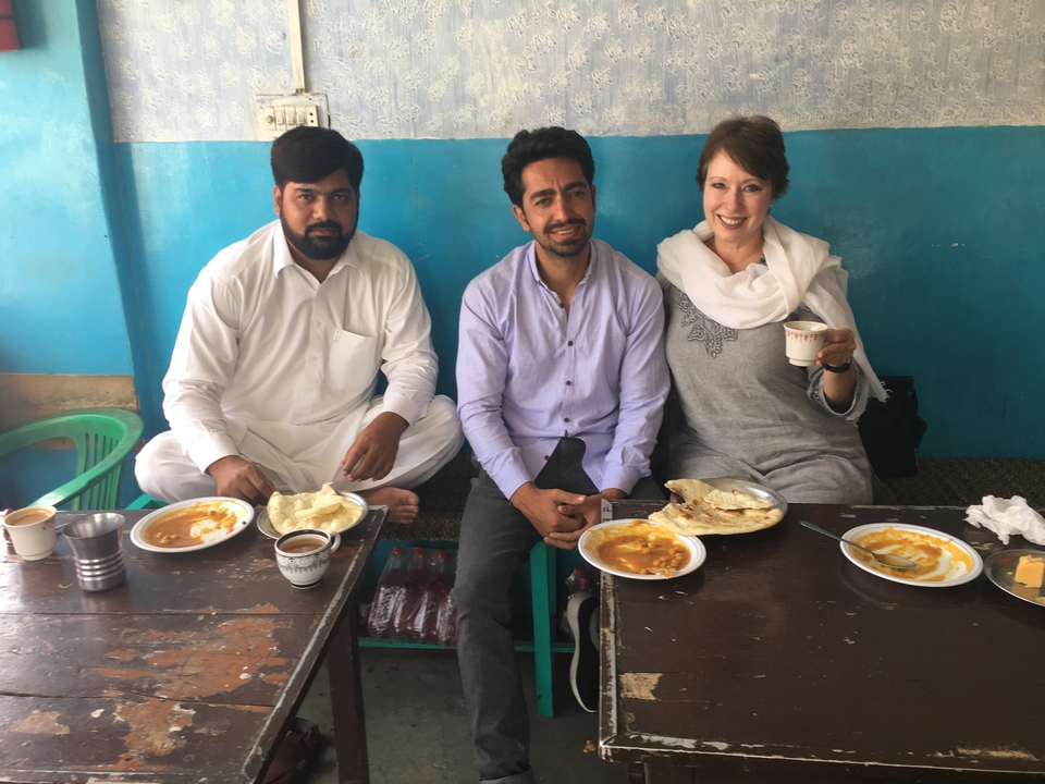 Trois personnes qui prennent un repas ensemble dans un petit restaurant.