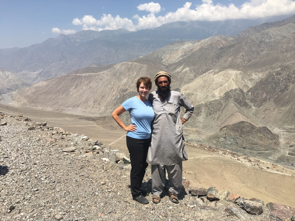 Deux personnes posant dans une zone montagneuse rocheuse.