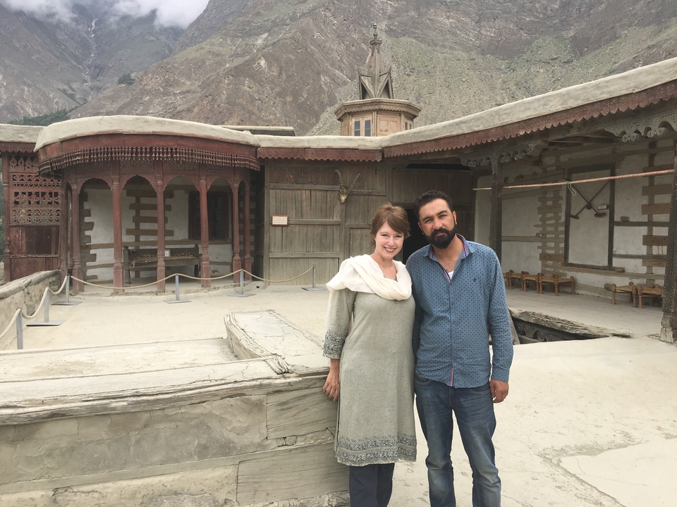 Deux personnes posant sur un site historique antique.