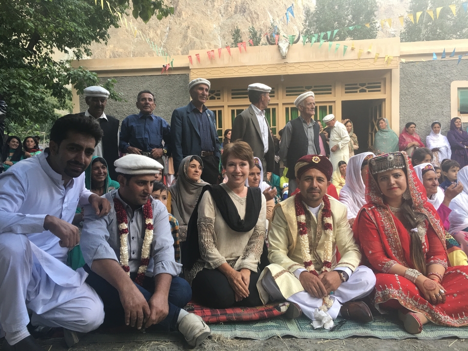 Un grand groupe de personnes à un événement culturel avec des vêtements traditionnels.
