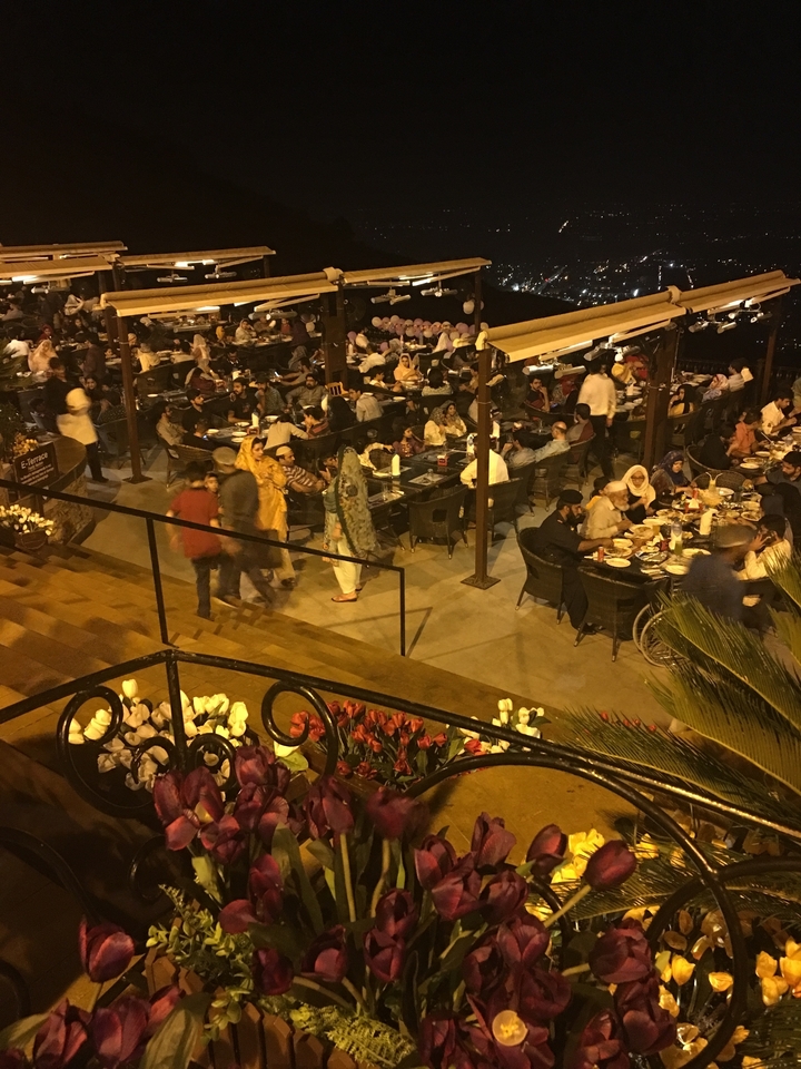 Un restaurant bondé avec de nombreuses personnes qui dînent et socialisent.