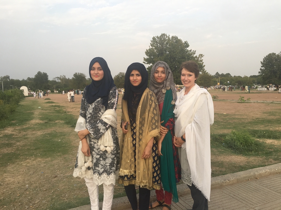 Quatre femmes posant dans un parc public.