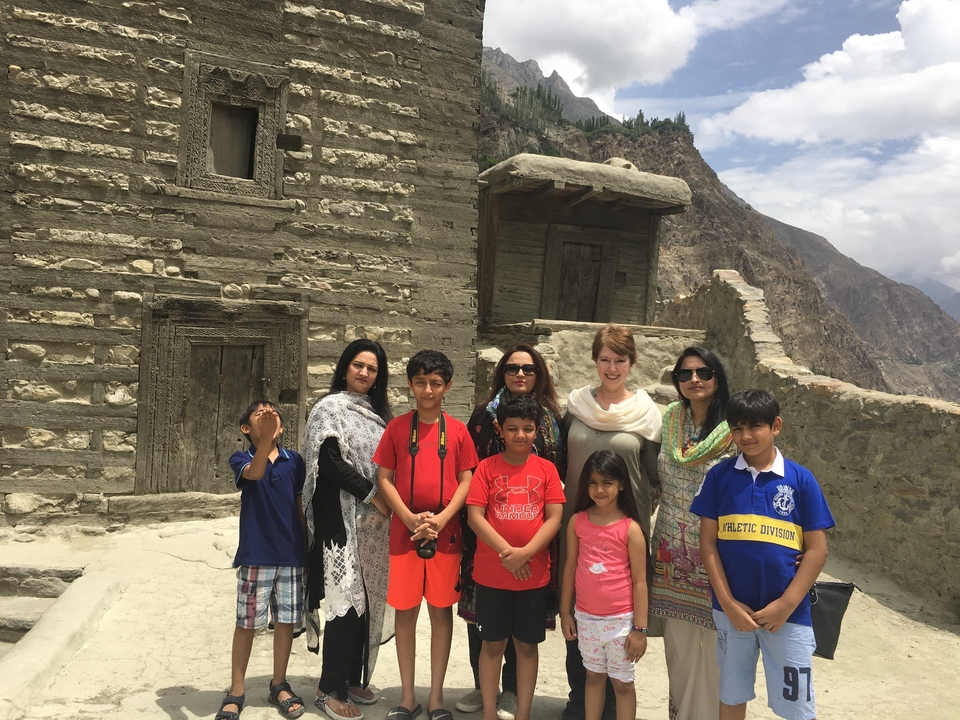 Un groupe de personnes posant devant un bâtiment traditionnel.