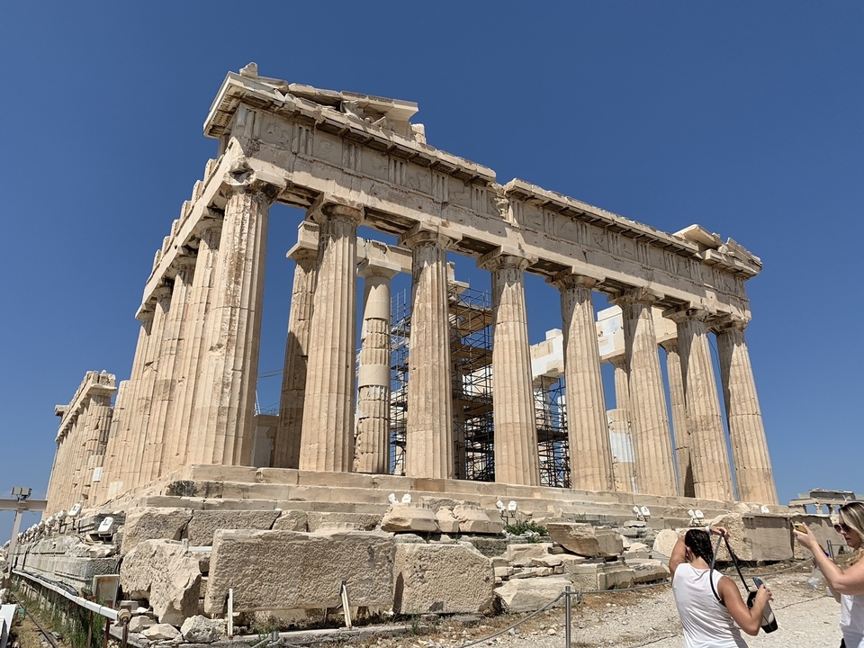 Le Parthénon à Athènes sous un ciel bleu clair.