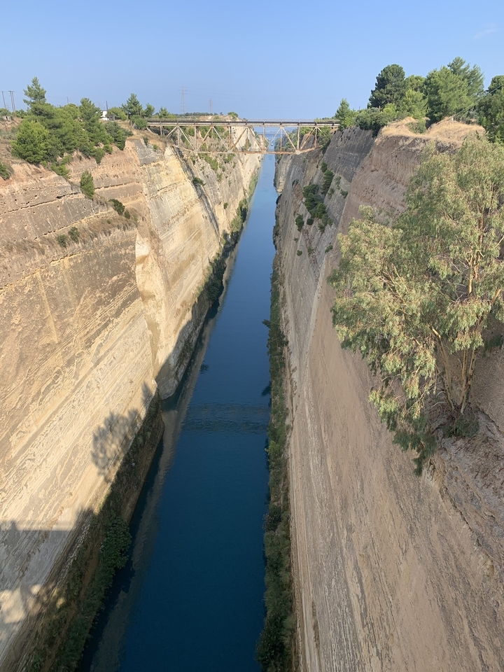 Une gorge profonde avec des parois rocheuses escarpées.