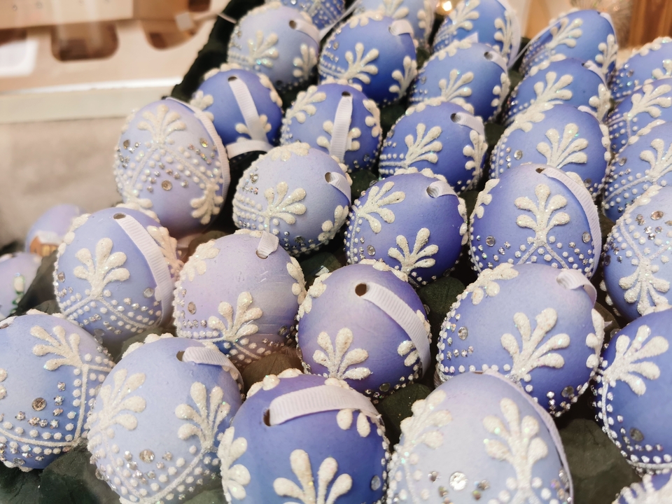 Gros plan d'ornements décoratifs aux motifs complexes.