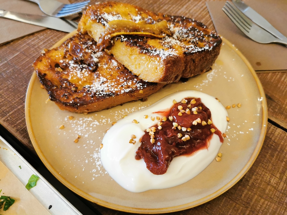 Assiette de pain perdu avec compote de fruits.