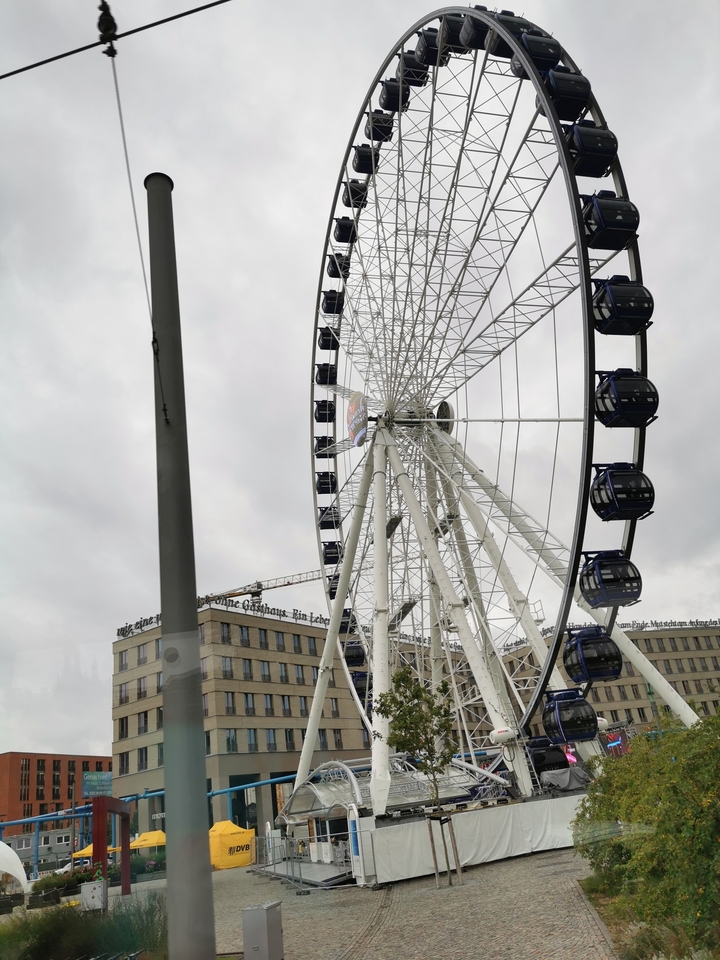Grande roue avec ciel couvert.