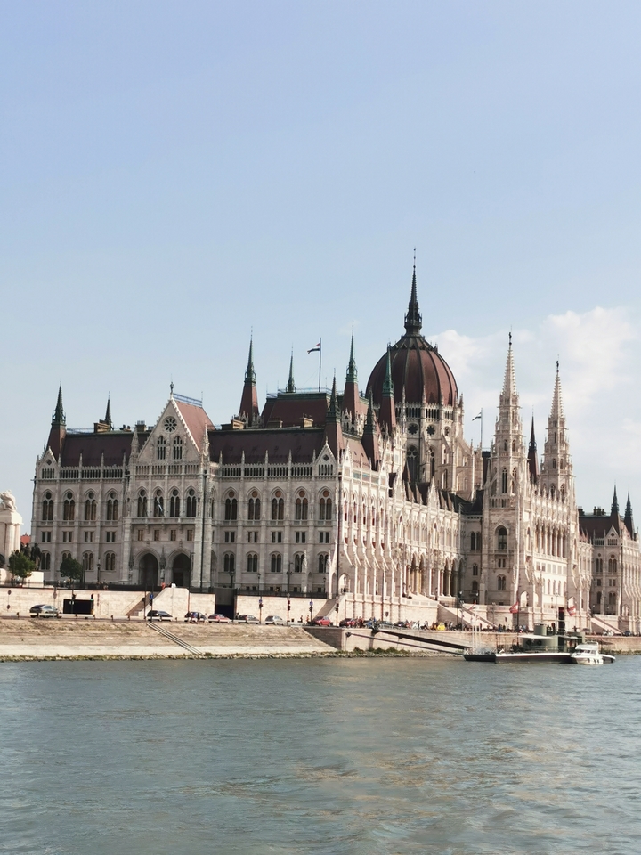 Bâtiment du Parlement hongrois pendant la journée.