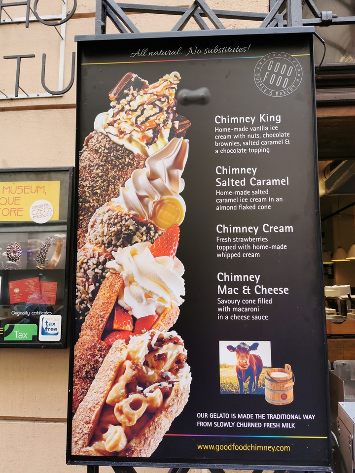 Signalétique alimentaire avec diverses cheminées sucrées.
Note: "Chimney cakes" (also called "kürtőskalács") are a traditional pastry, and while "cheminées sucrées" is a literal translation, they might also be called "gâteaux cheminée" or simply kept as "chimney cakes" in French contexts where this specific pastry is known.