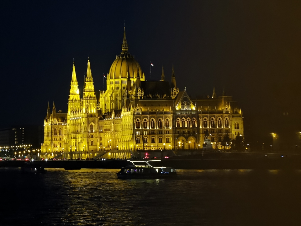 Le bâtiment du Parlement hongrois illuminé la nuit.