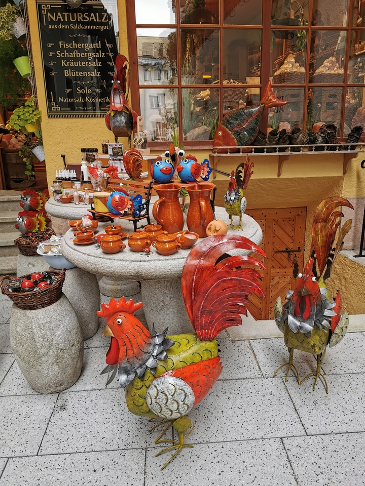 Poteries colorées et souvenirs exposés.