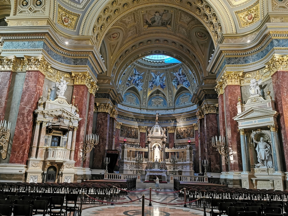 Intérieur d'une grande cathédrale avec des décorations ornées.