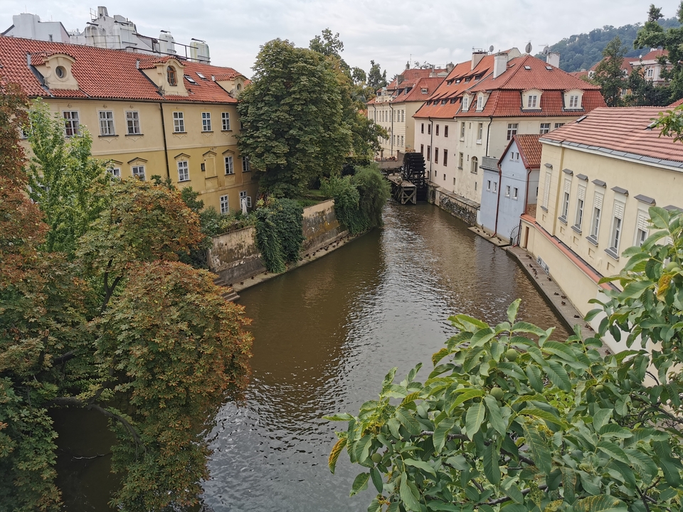 Un petit canal entouré de bâtiments pittoresques.