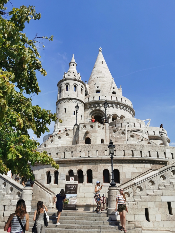 Un bâtiment historique avec des détails architecturaux.