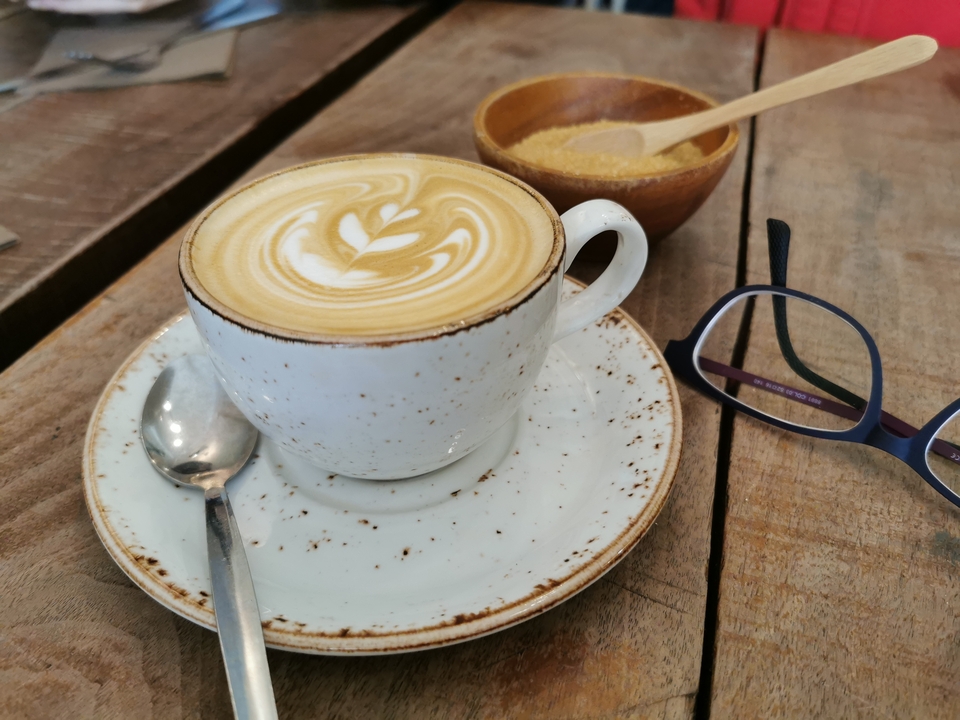 Gros plan d'un cappuccino dans une tasse à café.