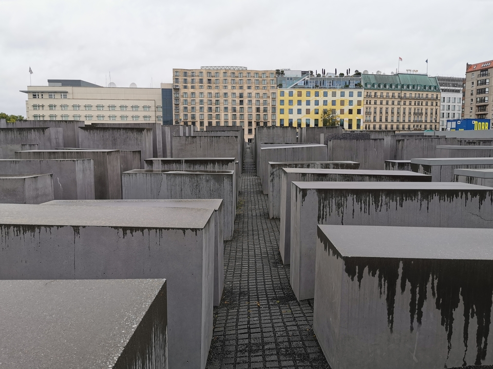 Mémorial composé de grands blocs de béton dans une ville.