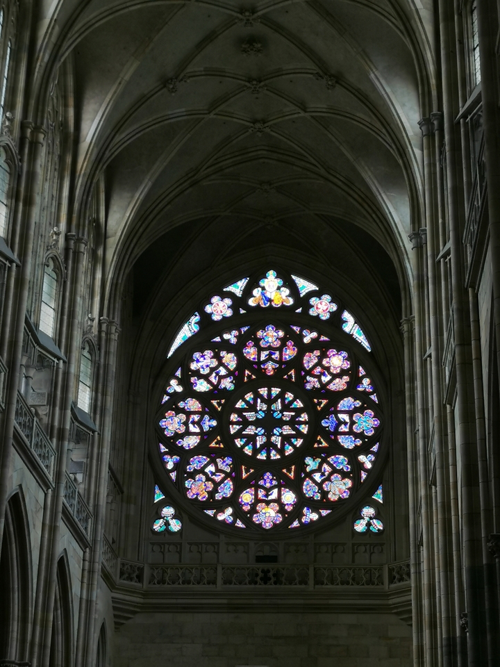 Vitrail dans une cathédrale.