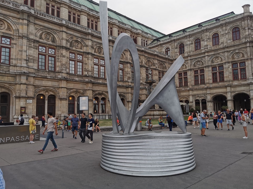 Une zone animée devant un bâtiment historique.