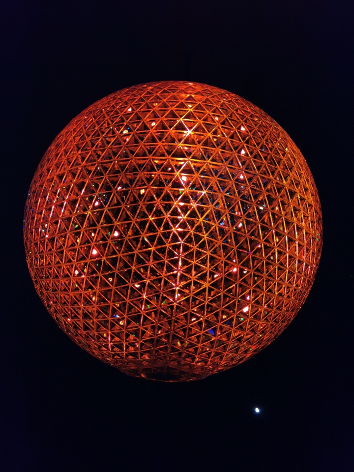 Une structure sphérique avec des lumières orange.