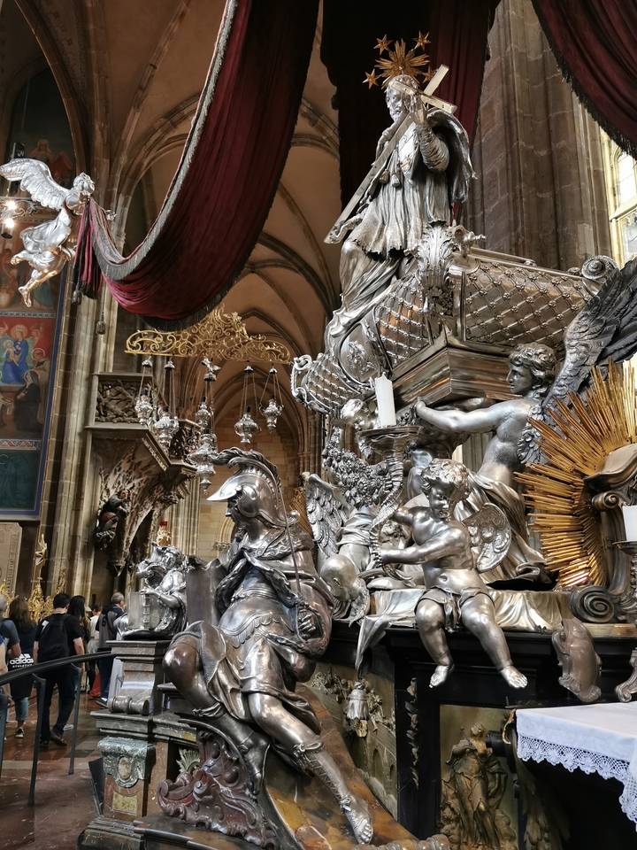 Décorations ornementées à l'intérieur d'une église richement parée.